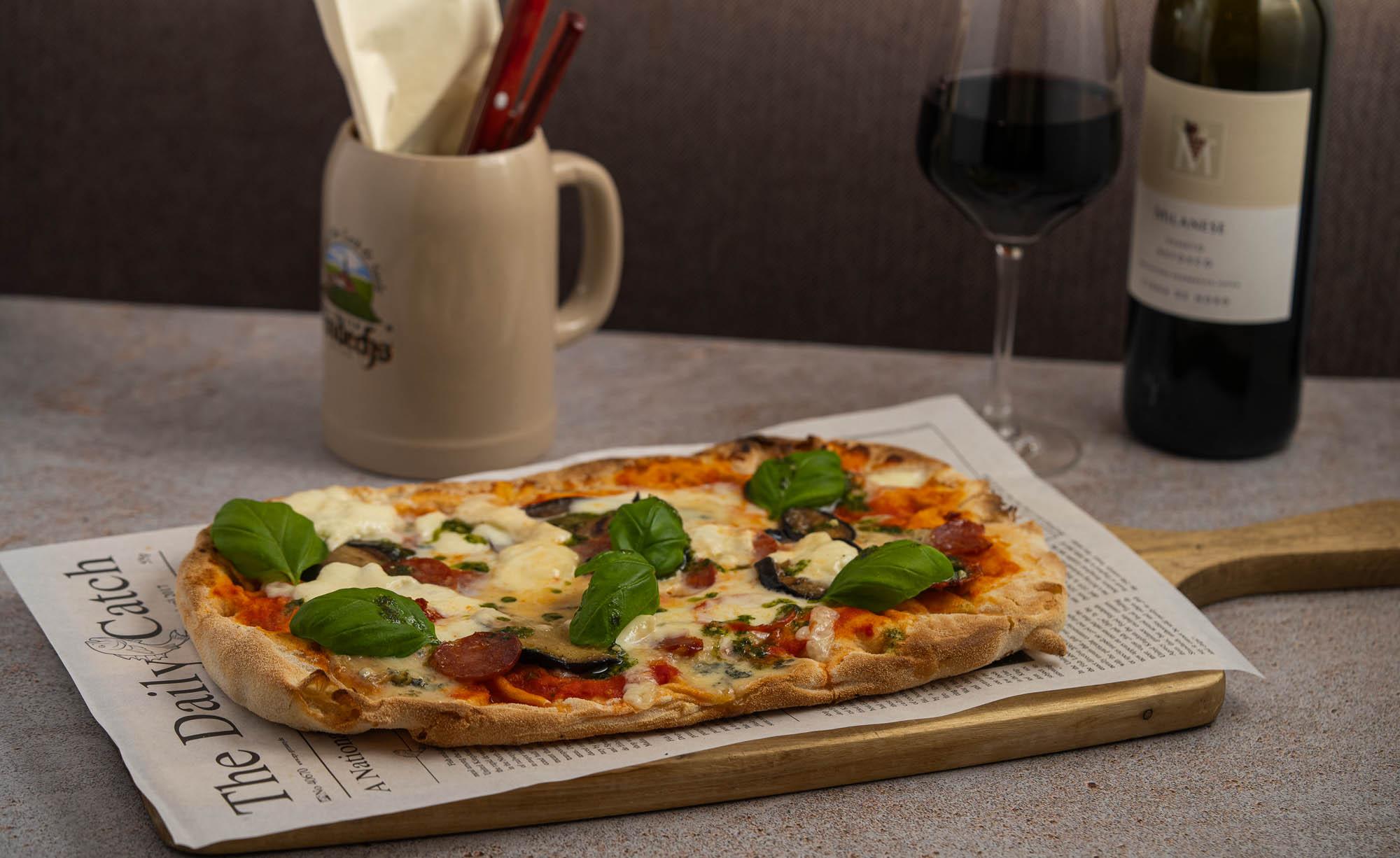 Pinsa Vegetariana served with wine